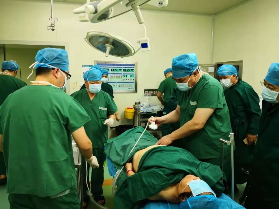 13岁女孩腹中抽出15000ml囊液，深圳市儿童医院完成一例罕见巨大卵巢囊肿手术__财经头条